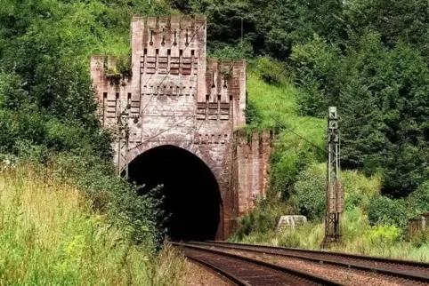 Zeugnis der Pfälzer Eisenbahngeschichte: der Tunnel der „Ludwigsbahn“ bei Frankenstein