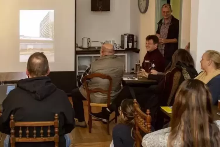 Rund 200 Bilder wurden betrachtet: Fotograf Thomas Brenner (rechts hinten) hat mit Trierer Studenten ein neues Projekt umgesetzt