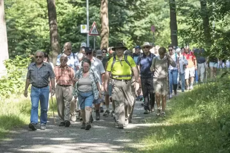 Heinz Baumann (rechts im Bild im hellen Shirt) legt sein Amt als Vorsitzender der PWV-Ortsgruppe Kaiserslautern zum Jahresende n