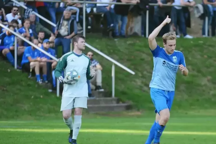 Traf diese Saison schon 18-mal für Hinterweidenthal in der Bezirksliga: Felix Burkhard (rechts).