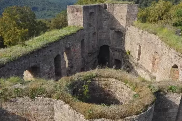 Die Oberburg des Gräfenstein, Blick auf den Palas, also das Wohngebäude. Im Vordergrund ein Treppentturm.