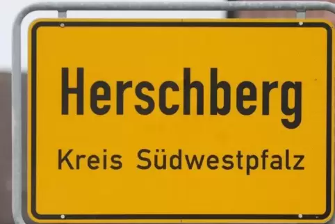 Fleißige Helfer müssen in Herschberg noch weiter anpacken, bis die Alte Molkerei leer geräumt ist.