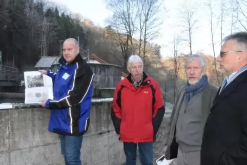 Wassermeister Thomas Weber (links) erläutert die Messergebnisse der neuen Entkeimungsanlage. Neben ihm Werkleiter Wolfgang Naab,