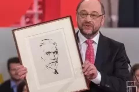 August Bebel, hier als Porträt in den Händen von Ex-Parteichef Martin Schulz , wird in der SPD als Gründervater verehrt.