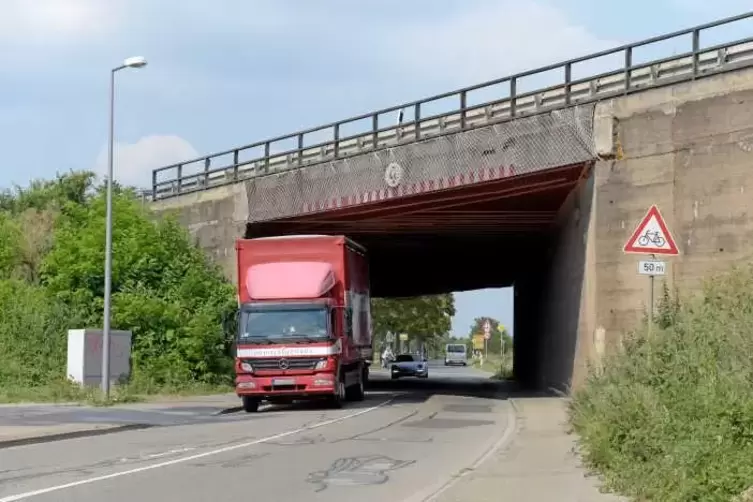 Die alte Brücke über die Schwabenstraße ist Geschichte. Die neuen Brücken sind seit gut drei Jahren im Bau.