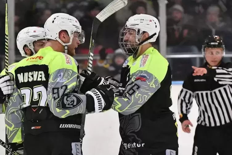 Freuen sich über das 2:0 für „Hornets“ gegen Eppelheim: Verteidiger Stephan Brüstle (rechts), der die Vorlage gegeben hatte und 