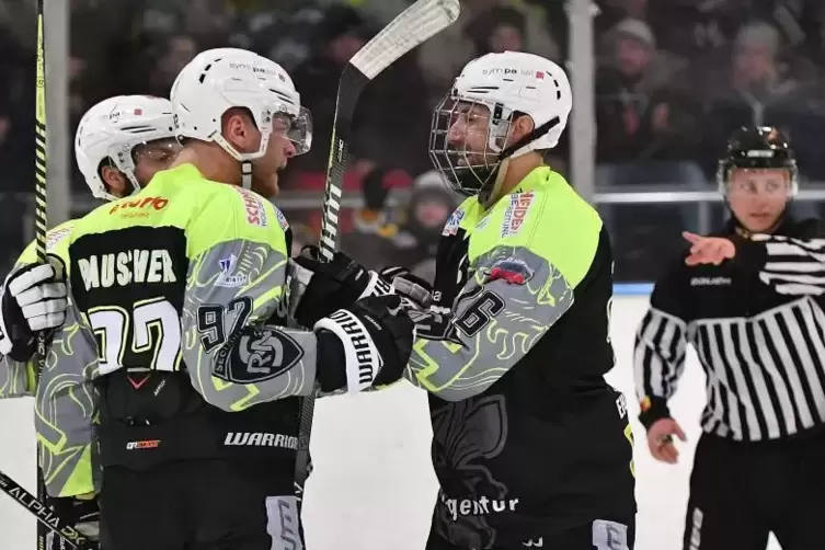 Freuen sich über das 2:0 für die „Hornets“ gegen Eppelheim: Verteidiger Stephan Brüstle (rechts), der die Vorlage gegeben hatte,