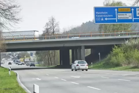 Die Autobahnbrücke über die L363 zwischen Ramstein-Miesenbach und Landstuhl ist für die heutigen Verkehrsbelastungen unterdimens