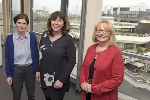 Cornelia Reifenberg, Jutta Steinruck und Beate Steeg (von links) rücken in höhere Besoldungsgruppen auf.