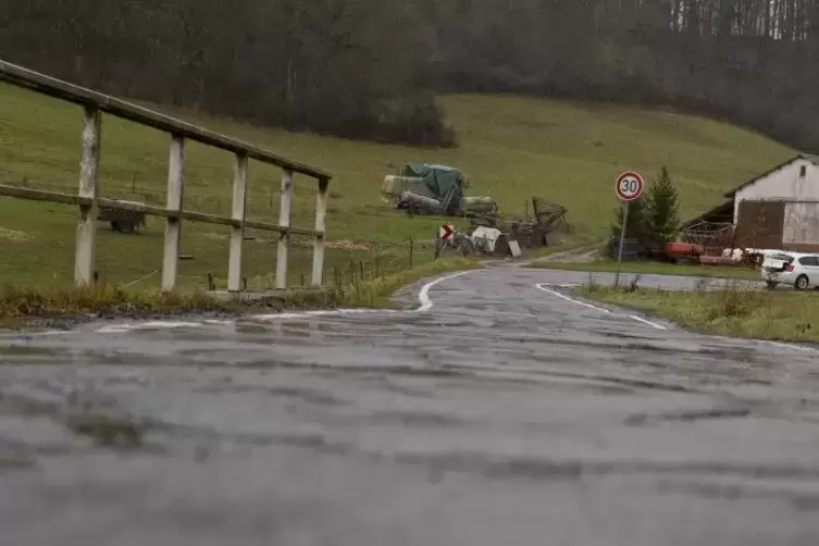 Kein Fahrvergnügen: die K 4 beim Wingertsweilerhof in Fahrtrichtung Winnweiler.