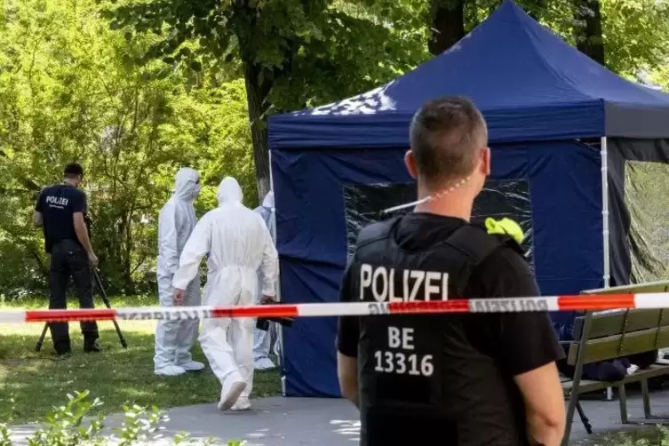 Beamte der Spurensicherung sichern in einem Faltpavillon Spuren im kleinen Tiergarten in Berlin. 