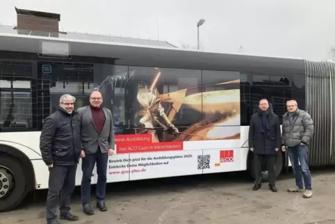 Präsentieren den Linienbus, auf dem ACO Guss künftig wirbt (von links): Bereichsleiter SWK Verkehrs-AG Boris Flesch, ACO Guss-Be