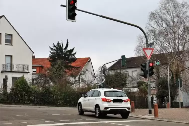 Grüner Pfeil an der Kreuzung Adam-Müller-Straße und Arnulfstraße