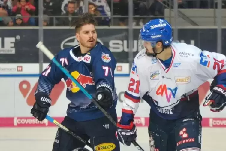 Hitzig ging’s mitunter zu: Hier bahnt sich ein Gefäustel zwischen Nico Krämmer (rechts) und Chris Bourque an.