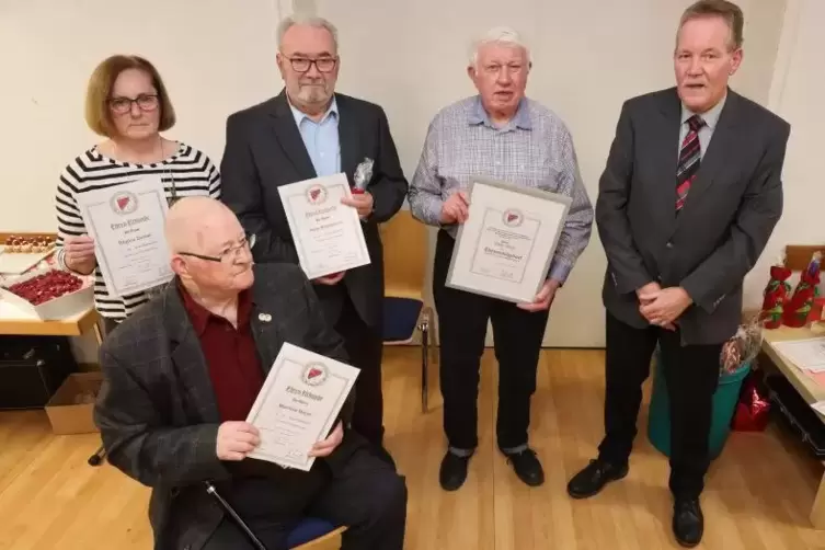 Ehrungen beim Spielmannszug, von links: Regina Daniel (50), Manfred Mayer (60), Hans Wunderlich und Dieter Dech (beide 40) und M