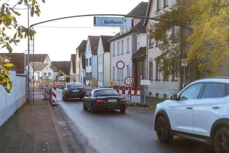 Die letzten Asphaltarbeiten laufen. Am Dienstagabend soll die Baustelle verschwunden sein.