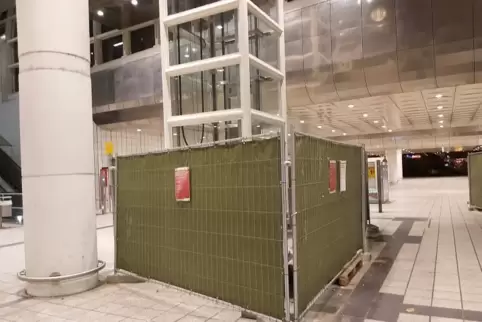 Das lange Warten auf den Aufzug: Bereits seit Mai wird daran gebaut.