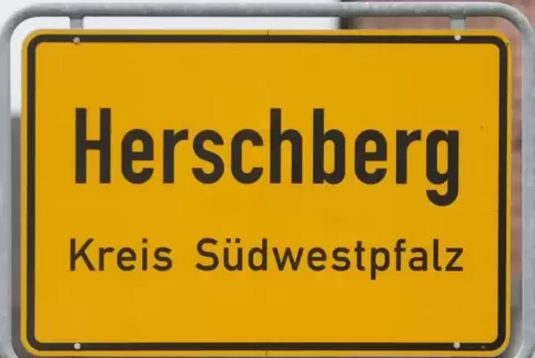 Das Ortsschild blieb bisher verschont, aber Hinweisschilder werden in Herschberg immer wieder abgerissen.