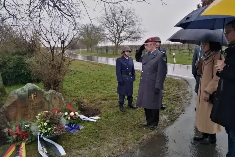 Oberst Hans-Ulrich Täubert salutiert seinen verstorbenen Kameraden.