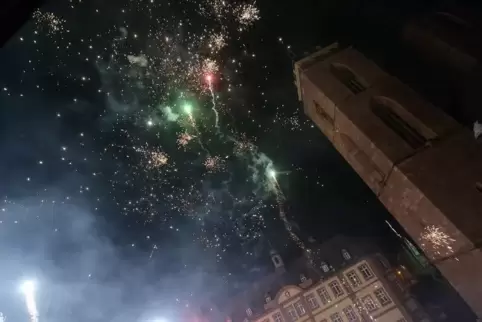 Ein schönes Bild, das nicht ungefährlich ist: Silvesterraketen über der Altstadt.