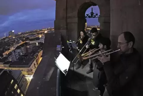 Verkündeten die Weihnachtsbotschaft: die Turmbläser auf dem Turm der Citykirche.