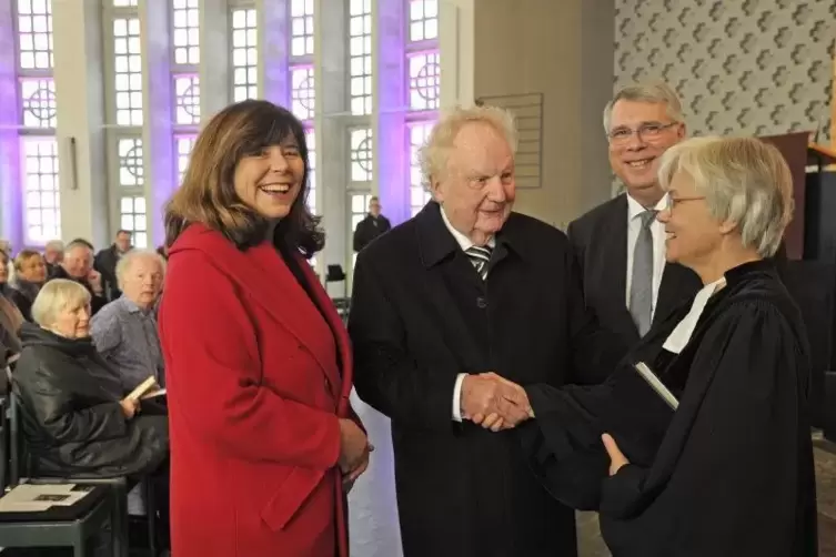 OB Steinruck, Kirchenpräsident Schad und Dekanin Kohlstruck gratulieren Friedhelm Borgrefe.