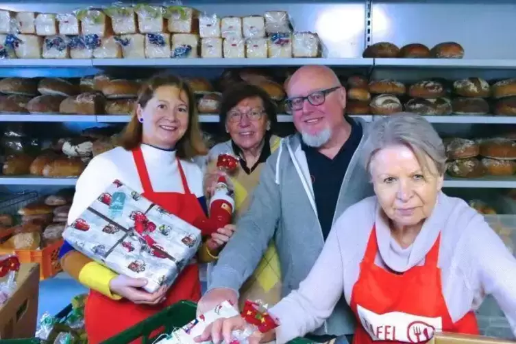 Tafel-Mitarbeiter: von links: Slava Dabrowski, Hildegard Kischitzky, Gerhard Herrmann und Roswitha Flörchinger