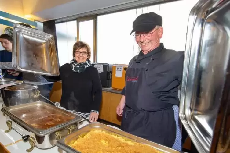 Topfgucken ausdrücklich erlaubt: Peter Blanz und Ehefrau Peggy lüften die Deckel der Rinderbraten- und Beilagen-Behälter.