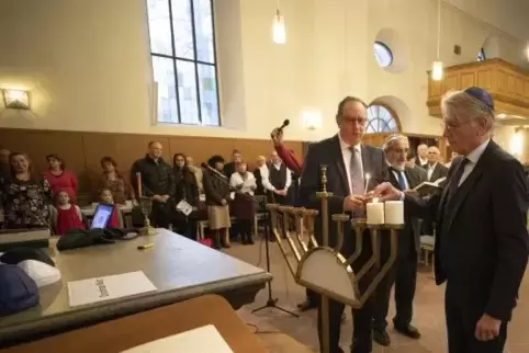 Entzündete die zweite Kerze: Oberbürgermeister Klaus Weichel (rechts), links der Vorsitzende der Jüdischen Kultusgemeinde der Rh