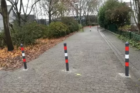 Die neuen Poller sorgen für Ärger bei den Anwohnern.