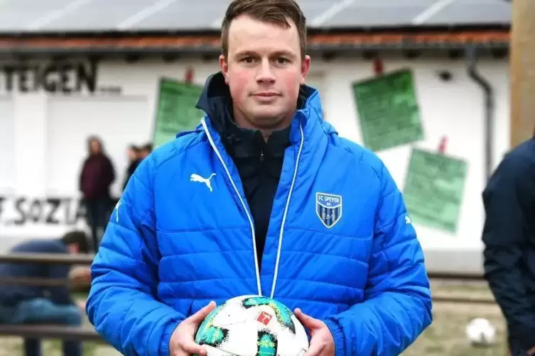 Zugriff wichtig: Dennis Will vom FC Speyer 09.