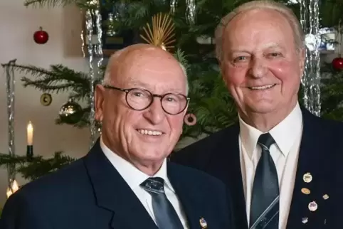 Seit 65 Jahren im Flomersheimer Chor aktiv sind Heinrich Früh (links) und Erich Bauer.