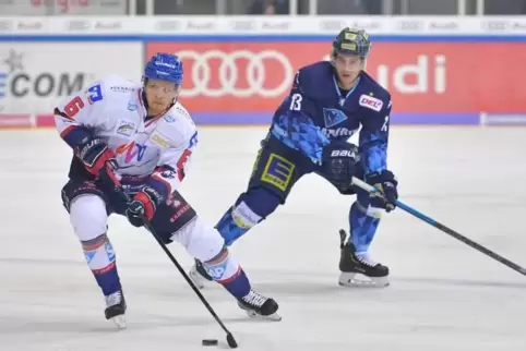 Adler Joonas Lehtivuori ist dem Ingolstadter Mike Collins enteilt. 