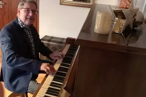Bernhard Kiefer gibt in vielerlei Hinsicht den Ton an: hier am heimischen Klavier, als Ortsbürgermeister oder – seit 40 Jahren –