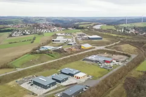 Im Gewerbepark Höhfröschen sind alle Flächen verkauft. Im Hintergrund links ist Höhfröschen zu sehen, rechts liegt Petersberg.