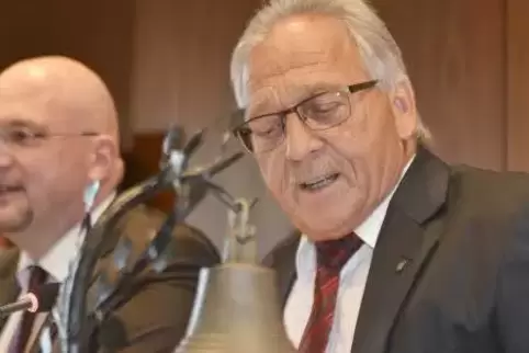 Juli 2014: Knapp zwei Monate vor seinem Ausscheiden in den Ruhestand leitet Karlheinz Schöner (vorne) als Oberbürgermeister eine