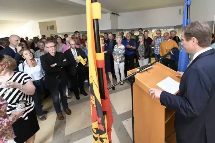 Nachdenkliche Mienen im Rathaus: OB Martin Hebich bei der Verkündung des Wahlergebnisses.