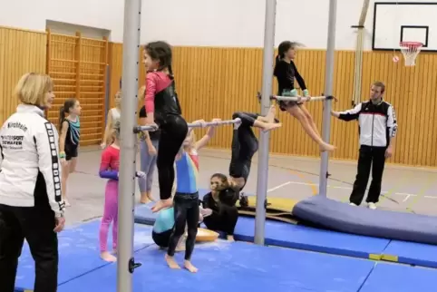 Turnstunde in Kirchheim: Abteilungsleiterin Miriam Haas-Schneider und Trainer Maurus Schneider (rechts) beaufsichtigen das Gerät