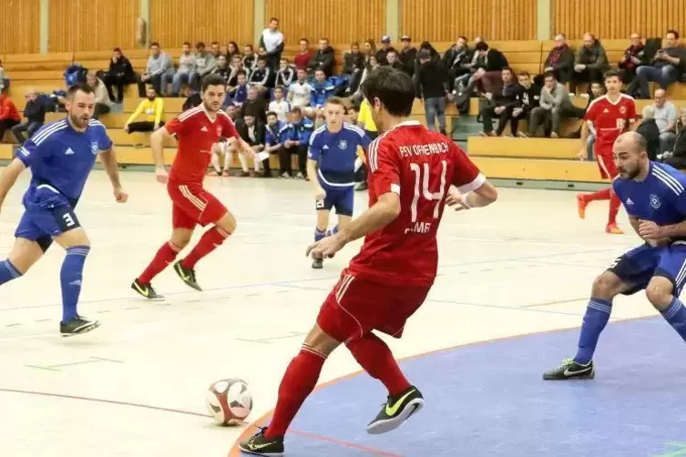 Vor einem Jahr eröffnete der FSV Offenbach (in Rot) gegen TuRa Otterstadt das Turnier.