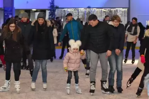 Vergnügen für jedes Alter: Auf der Kaiserslauterer Eisbahn haben auch schon die Jüngsten ihren Spaß.