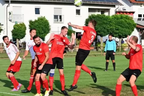 2+: TSV Lingenfeld (weiß) schneidet bei uns und in der Tabelle besser ab als FV Berghausen II (4-).