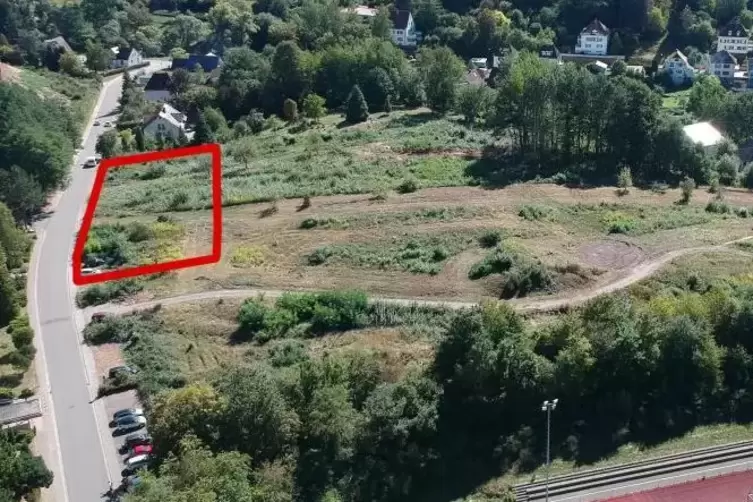 Im Bebauungsplan "Am Sonnenhang" sind in der rot umrahmten Fläche drei Mehrfamilienhäuser vorgesehen. Am unteren Bildrand rechts