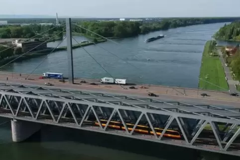 Nördlich der bestehenden Brücke soll die neue Rheinquerung entstehen.