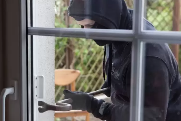 Die Einbrecher haben ein Fenster aufgehebelt und innen die Tür zum Clubraum eingetreten. 