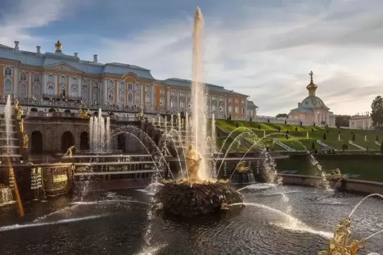 Vorbild Versailles: Schloss Peterhof, hier der Blick vom Unteren Park über die Große Kaskade hinauf zum Großen Palast.