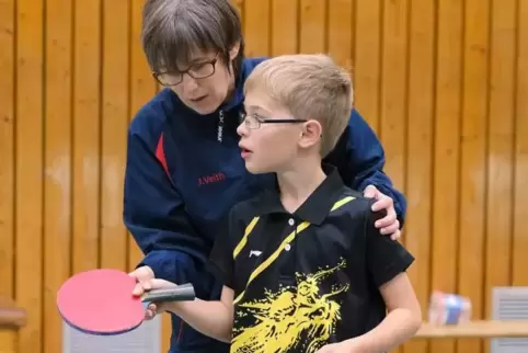 Jasmin Veith trainiert bim SV Mörsbach Kinder (hier Linus Jung)