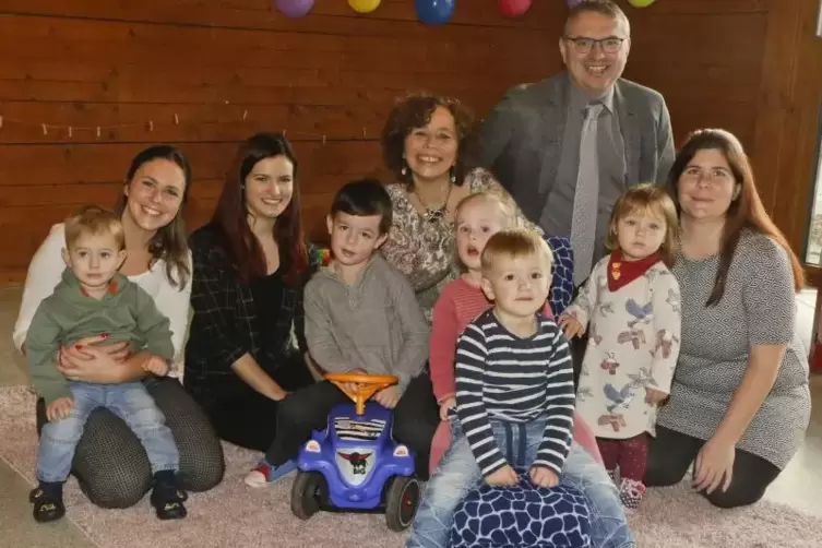 Gruppenbild zum Start: Seit Dienstag gibt es in Sankt Alban eine Kindertagesstätte.