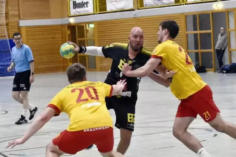 Mit vereinten Kräften versuchen Fabian Quandt (links) und Nikolas Räuber (rechts) Mundenheims André Rebholz aufzuhalten.