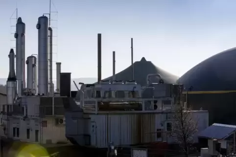 Wird überprüft: Mitarbeiter der SGD Süd wollen die Biogasanlage im Ramsteiner Industriegebiet Westrich genau unter die Lupe nehm