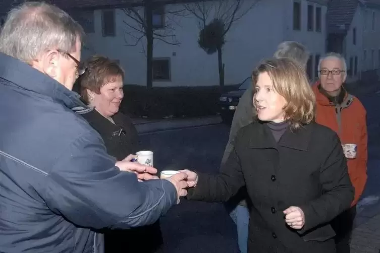 Simone Huth-Haage verteilt in Kriegsfeld im Wahlkampf Glühwein. Ein Bild aus vergangenen Tagen. Bei den nächsten Landtagswahlen 